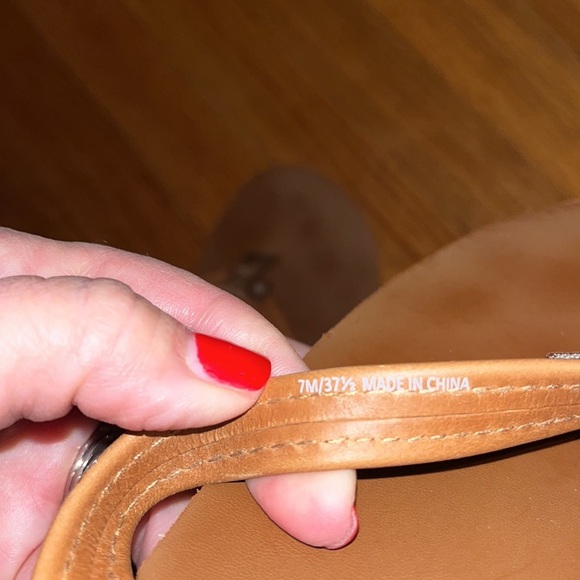 Lucky Brand tan leather flip flops size 7M - Picture 7 of 8